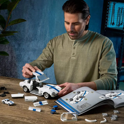 Hot Wheels Brick Shop Cadillac + Corvette, Set de Construcción